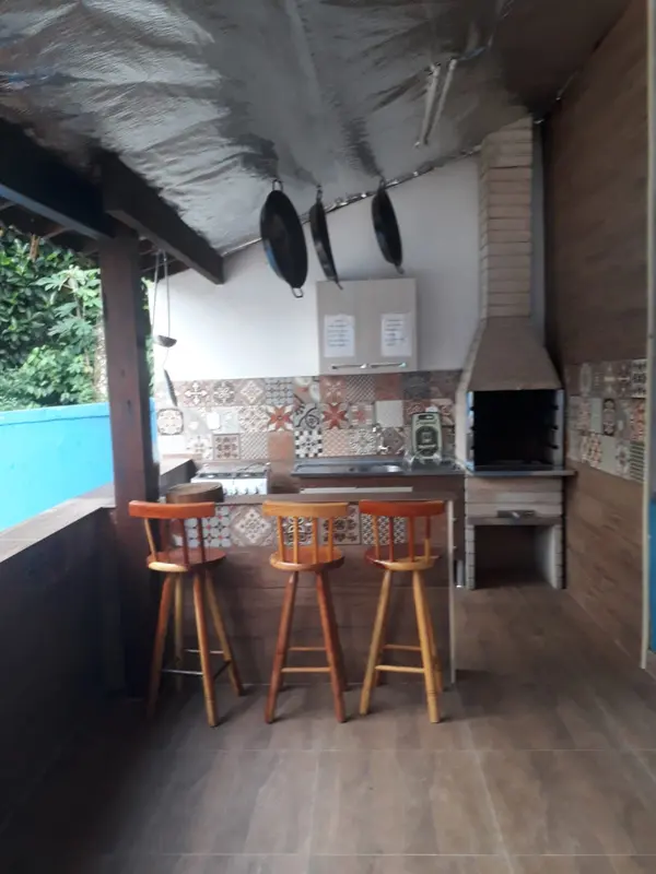 Área gourmet com bancada e churrasqueira