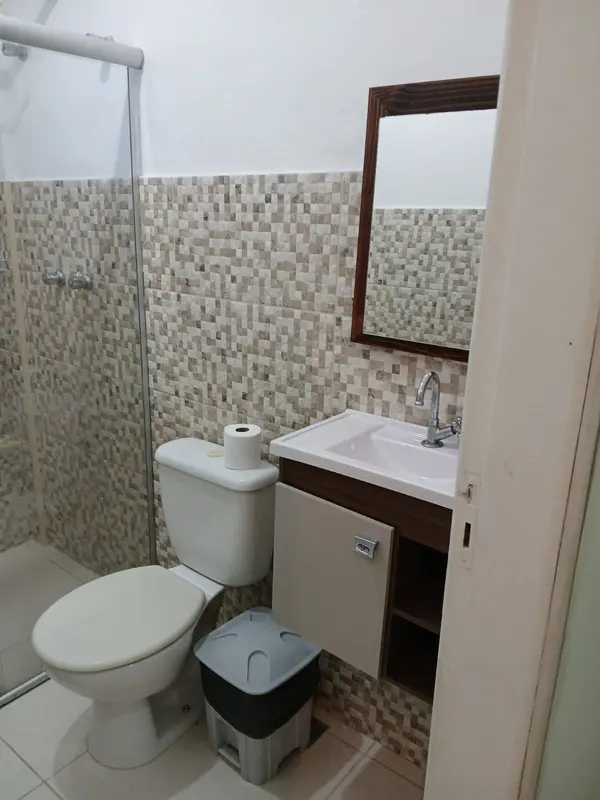 Banheiro com espelho e armário