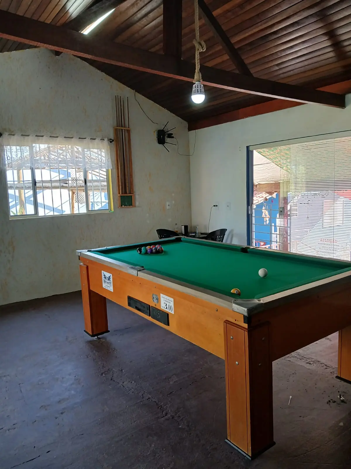Salão de jogos com mesa de sinuca